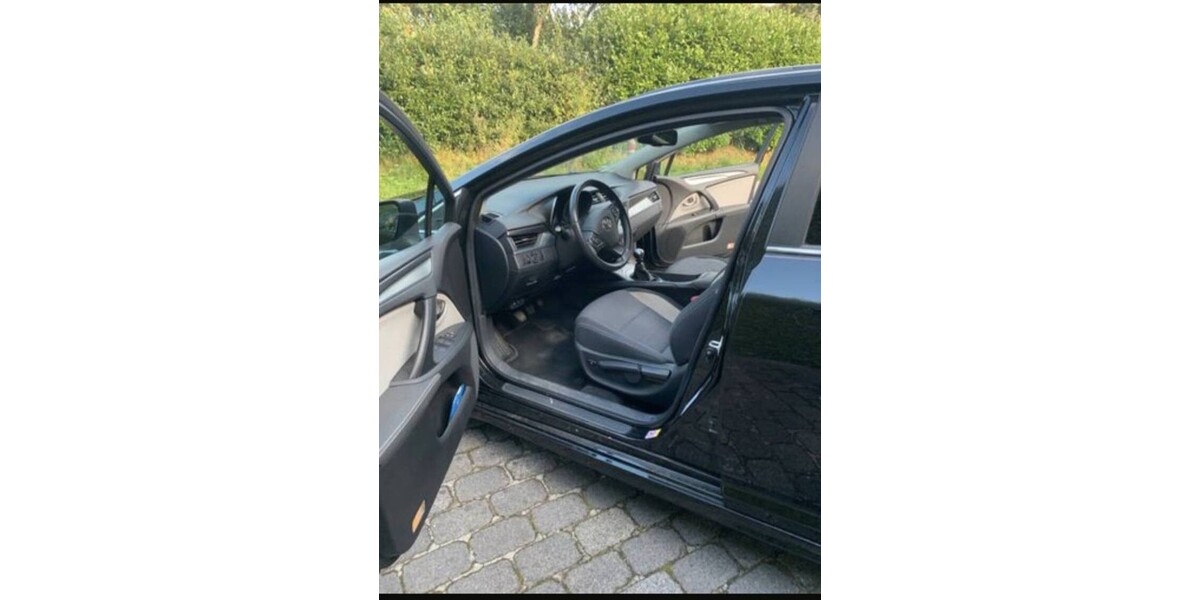 Toyota Avensis 195.000 km 7.900 &euro; Essen 45121